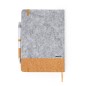 Webermax - Bloc Notes Couverture Rigide. 80 Feuilles. Stylo Aluminium Recyclé/ Liège. Recharge Jumbo | Feutrine RPET/ Liège Webermax - Bloc Notes Couverture Rigide. 80 Feuilles. Stylo Aluminium Recyclé/ Liège. Recharge Jumbo | Feutrine RPET/ Liège